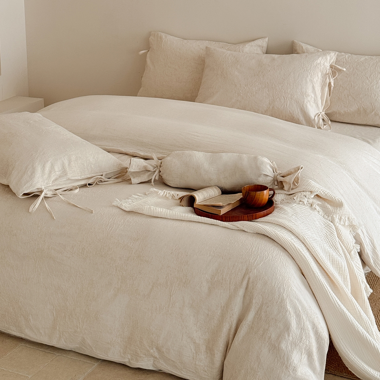 91家纺网 家纺一手货源 找家纺 极简 2026新款全棉亚麻浮雕提花四件套-场景二（控价：小号195标准295加大313） 林间絮语