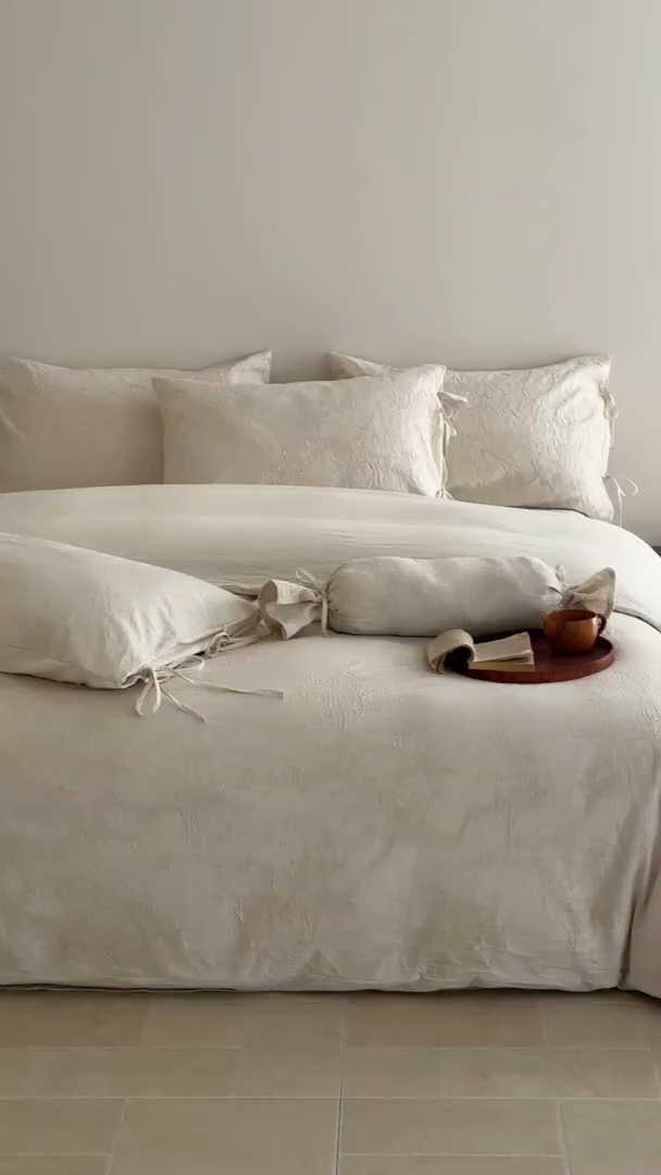 91家纺网 家纺一手货源 找家纺 极简 2026新款全棉亚麻浮雕提花四件套-场景二（控价：小号195标准295加大313） 林间絮语