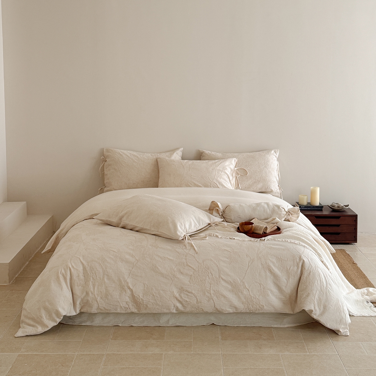 极简 2026新款全棉亚麻浮雕提花四件套-场景二（控价：小号195标准295加大313） 素秋叶韵