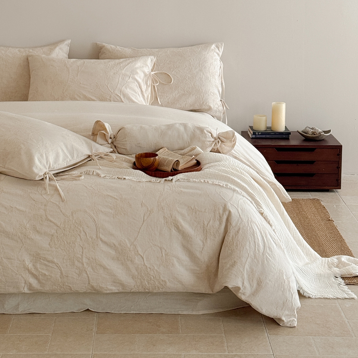 91家纺网 家纺一手货源 找家纺 极简 2026新款全棉亚麻浮雕提花四件套-场景二（控价：小号195标准295加大313） 素秋叶韵