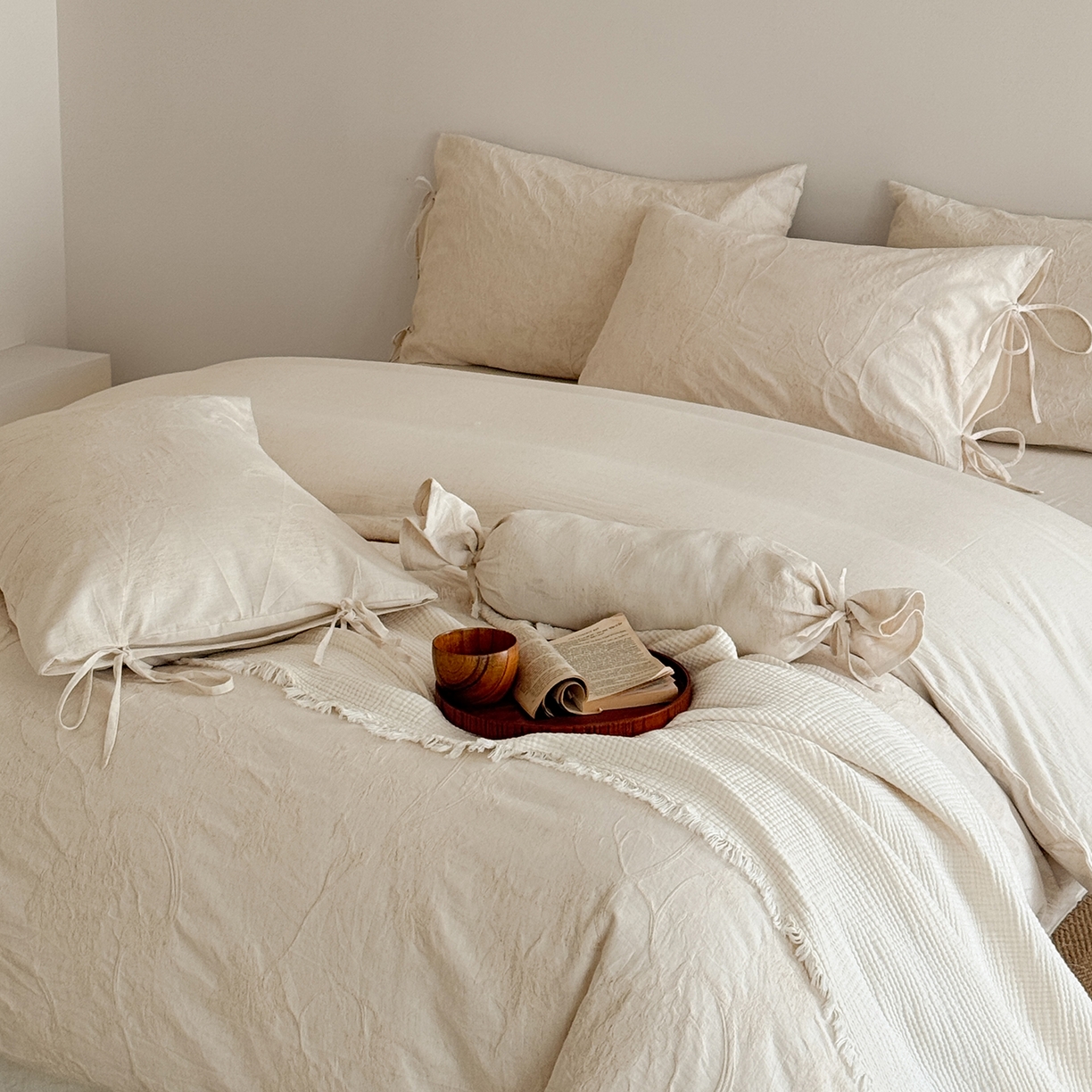 91家纺网 家纺一手货源 找家纺 极简 2026新款全棉亚麻浮雕提花四件套-场景二（控价：小号195标准295加大313） 素秋叶韵