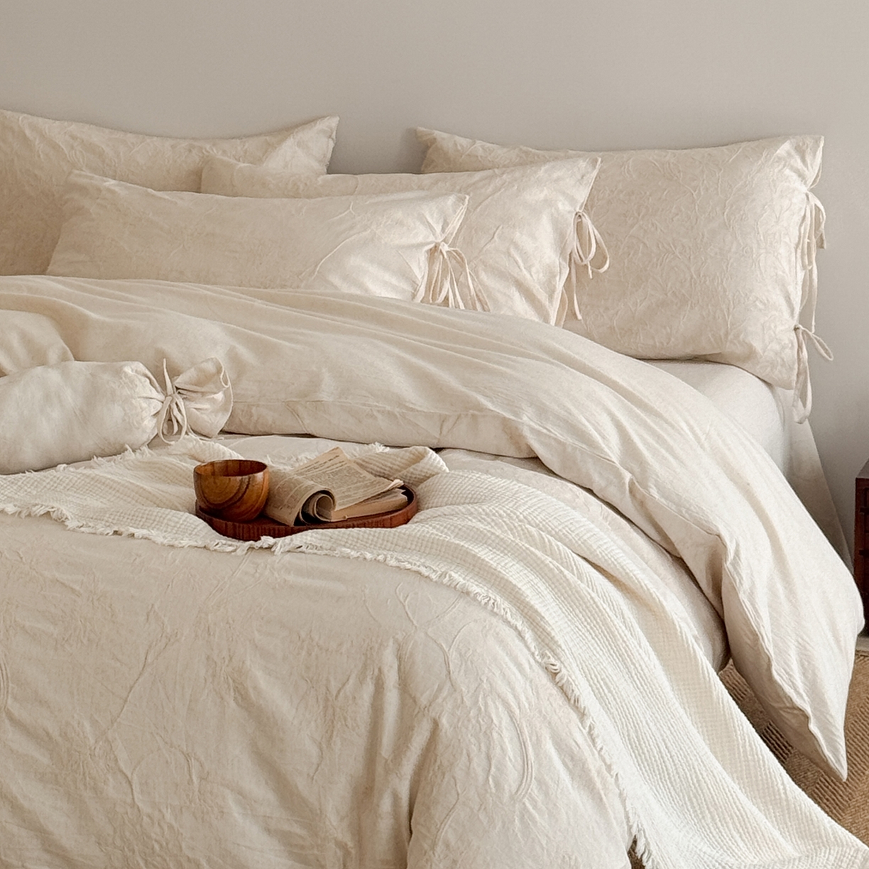 91家纺网 家纺一手货源 找家纺 极简 2026新款全棉亚麻浮雕提花四件套-场景二（控价：小号195标准295加大313） 素秋叶韵