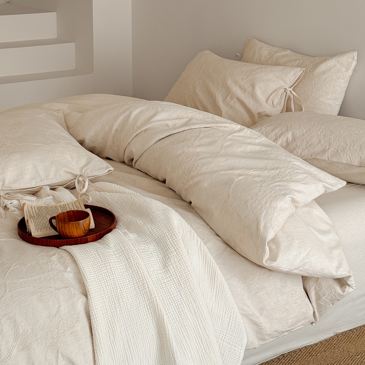 91家纺网 家纺一手货源 找家纺 极简 2026新款全棉亚麻浮雕提花四件套-场景二（控价：小号195标准295加大313） 素秋叶韵