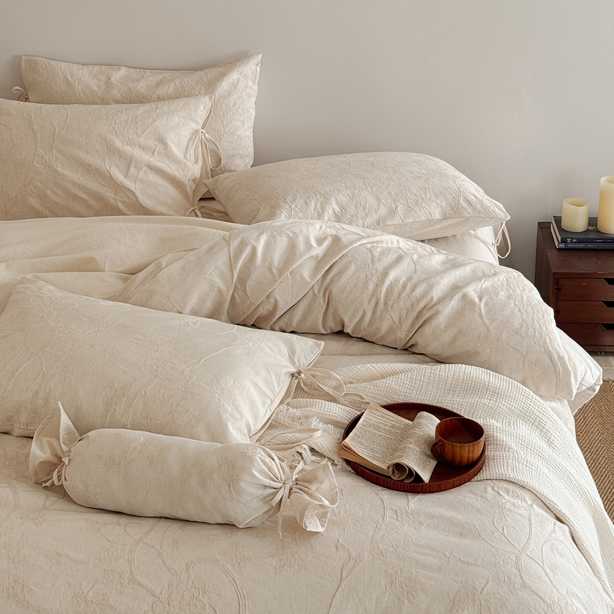 91家纺网 家纺一手货源 找家纺 极简 2026新款全棉亚麻浮雕提花四件套-场景二（控价：小号195标准295加大313） 素秋叶韵