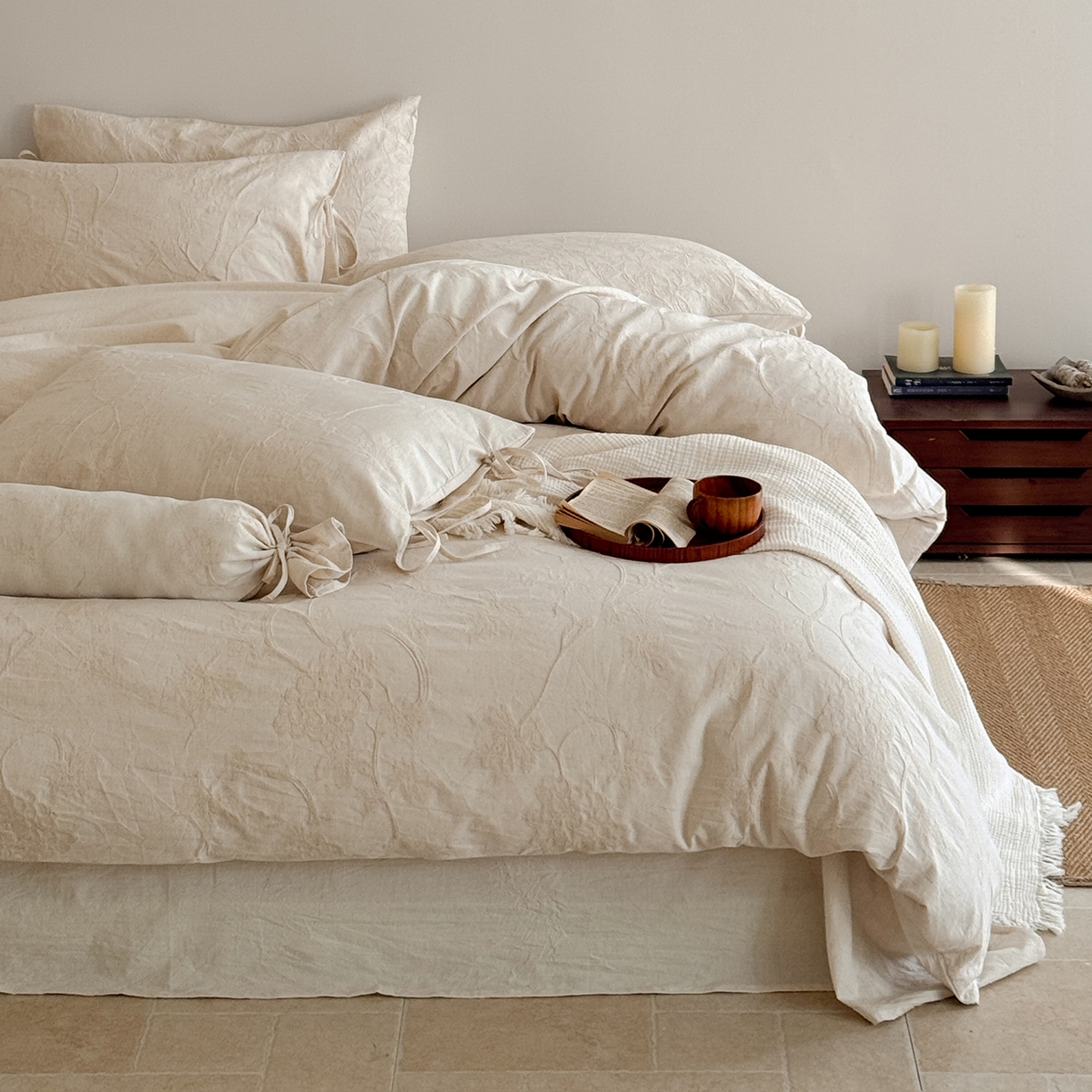 91家纺网 家纺一手货源 找家纺 极简 2026新款全棉亚麻浮雕提花四件套-场景二（控价：小号195标准295加大313） 素秋叶韵