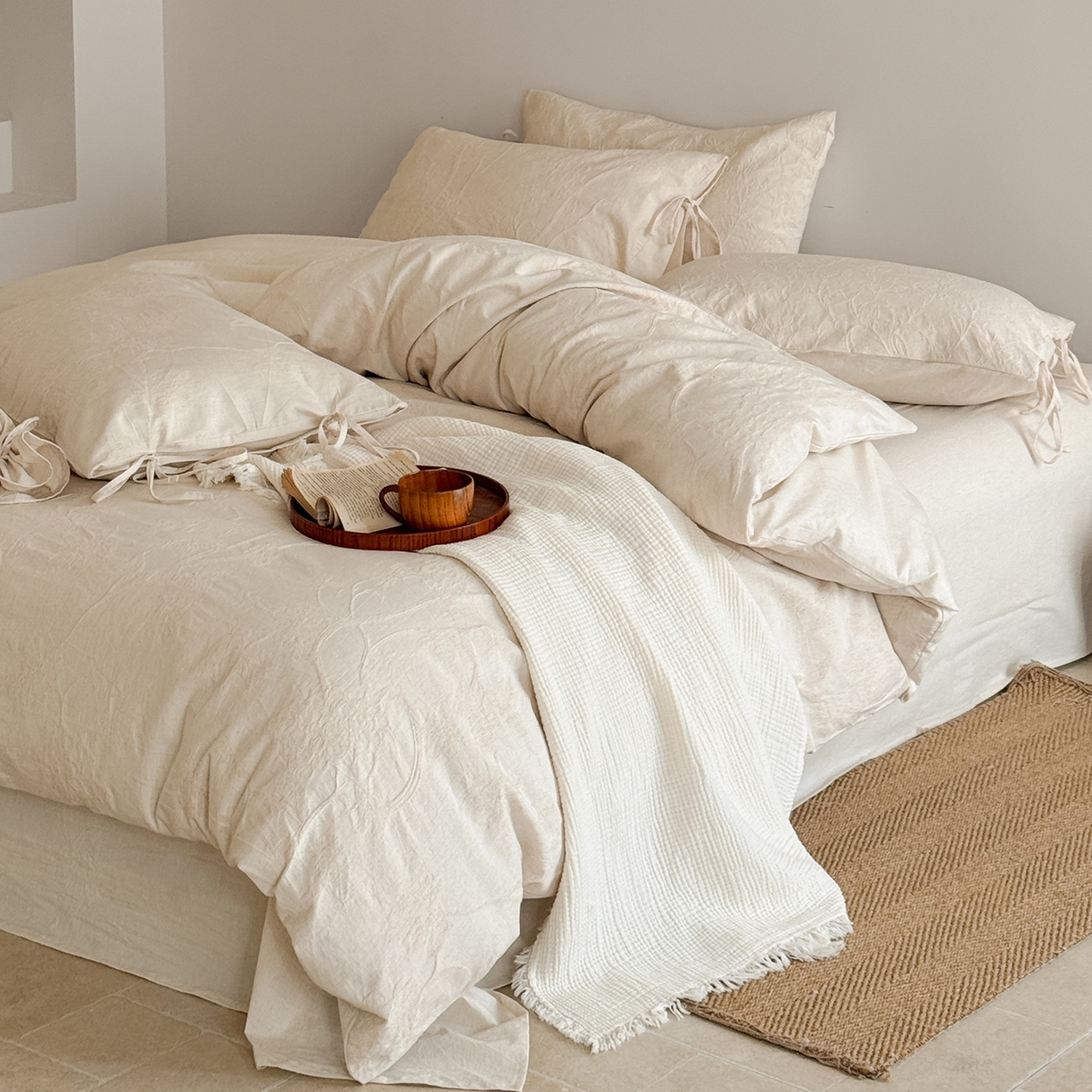 91家纺网 家纺一手货源 找家纺 极简 2026新款全棉亚麻浮雕提花四件套-场景二（控价：小号195标准295加大313） 素秋叶韵