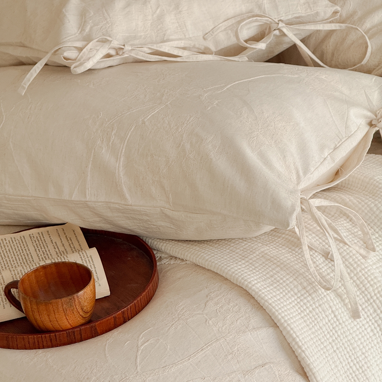 91家纺网 家纺一手货源 找家纺 极简 2026新款全棉亚麻浮雕提花四件套-场景二（控价：小号195标准295加大313） 素秋叶韵