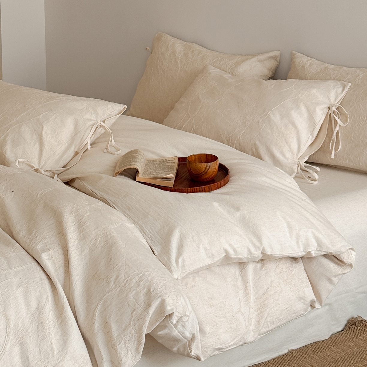 91家纺网 家纺一手货源 找家纺 极简 2026新款全棉亚麻浮雕提花四件套-场景二（控价：小号195标准295加大313） 素秋叶韵