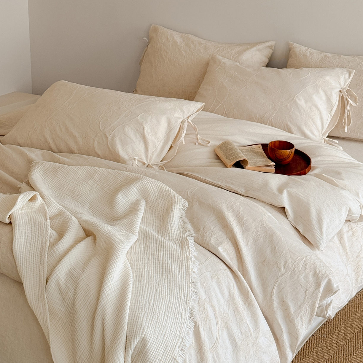 91家纺网 家纺一手货源 找家纺 极简 2026新款全棉亚麻浮雕提花四件套-场景二（控价：小号195标准295加大313） 素秋叶韵