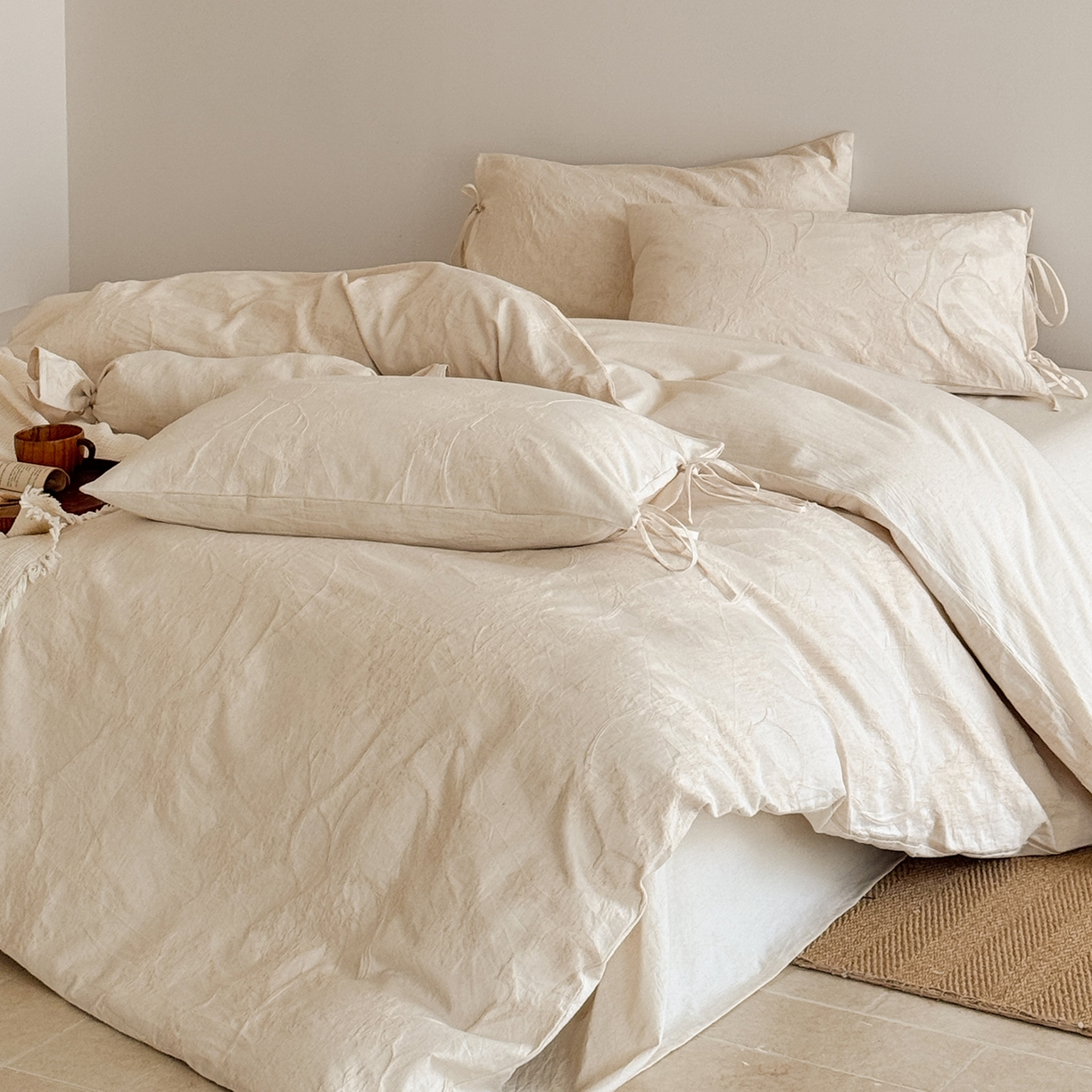 91家纺网 家纺一手货源 找家纺 极简 2026新款全棉亚麻浮雕提花四件套-场景二（控价：小号195标准295加大313） 素秋叶韵