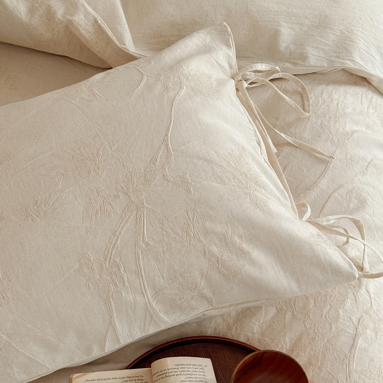 91家纺网 家纺一手货源 找家纺 极简 2026新款全棉亚麻浮雕提花四件套-场景二（控价：小号195标准295加大313） 素秋叶韵