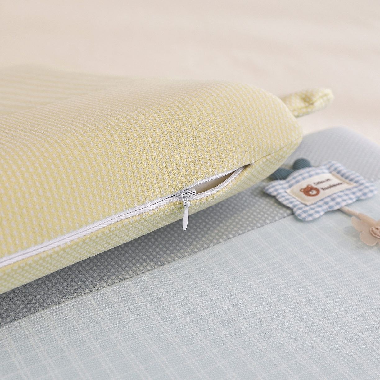 91家纺网 家纺一手货源 找家纺 仁宇枕业 2025新款新品亲肤暖绒礼物熊儿童安抚记忆枕头枕芯 暖绒礼物熊安抚枕-黄色