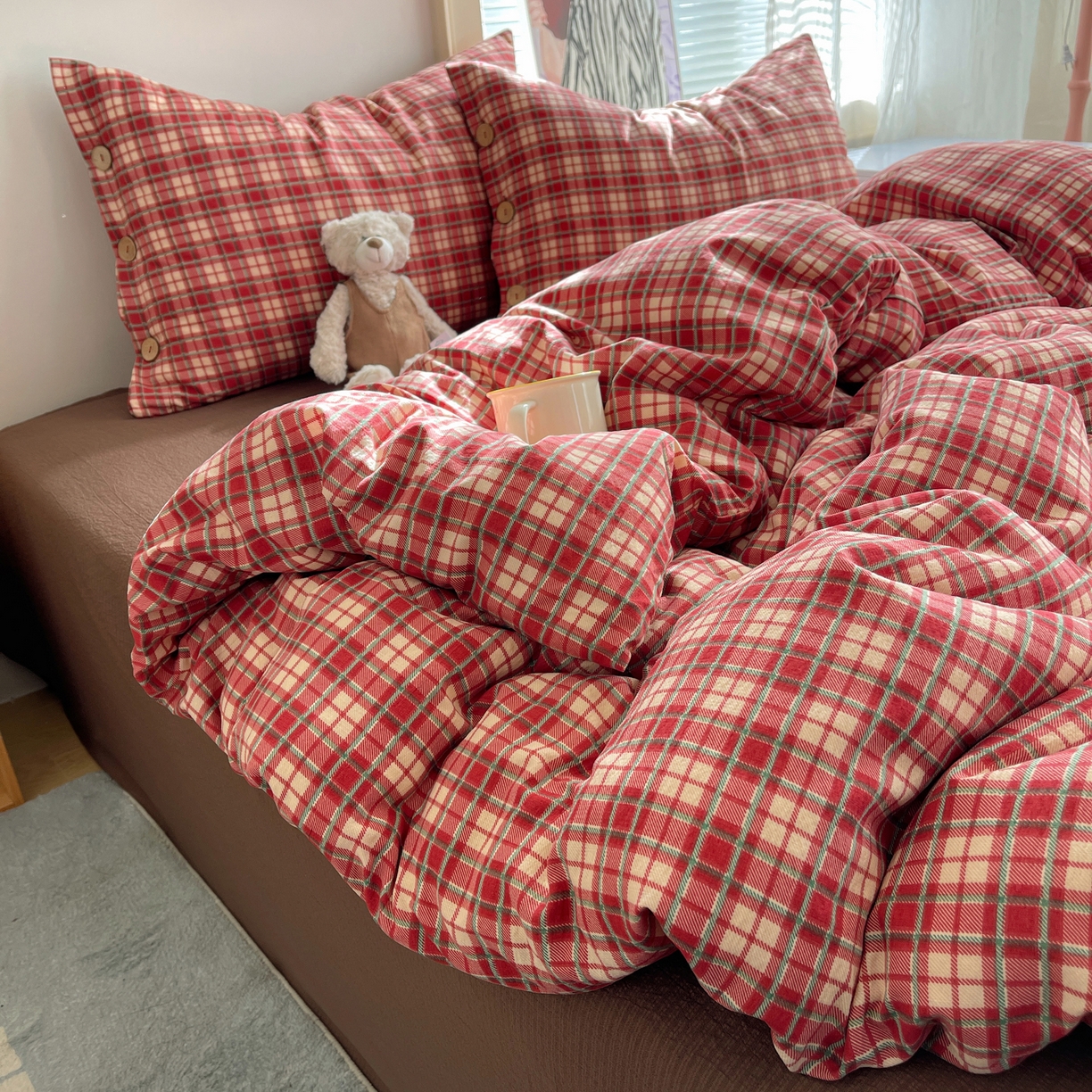 91家纺网 家纺一手货源 找家纺 （总）优兰朵 2025新款新年热款格子条纹双拼繁花云感木棉纽扣款宿舍新款老钱风四件套