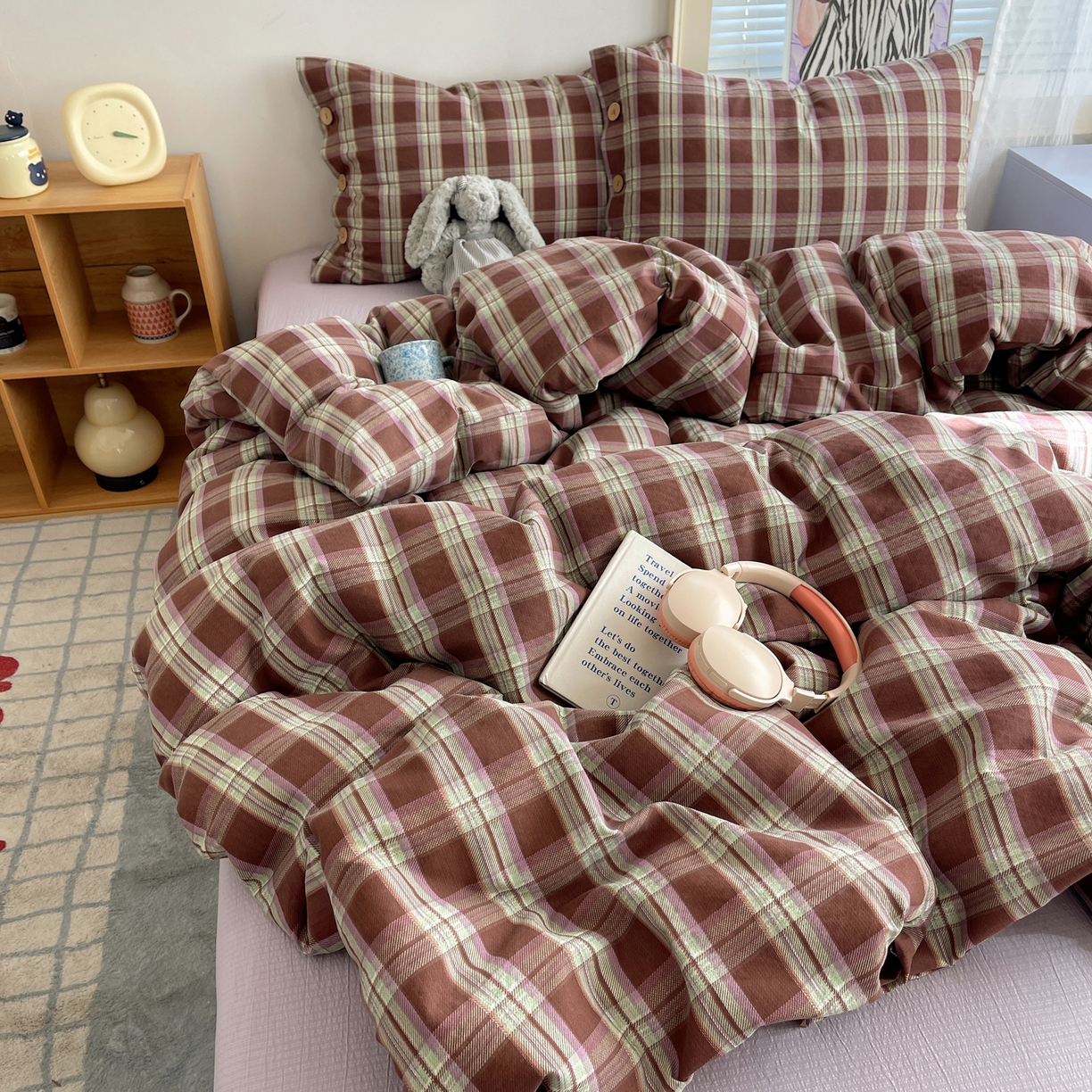 91家纺网 家纺一手货源 找家纺 （总）优兰朵 2025新款新年热款格子条纹双拼繁花云感木棉纽扣款宿舍新款老钱风四件套