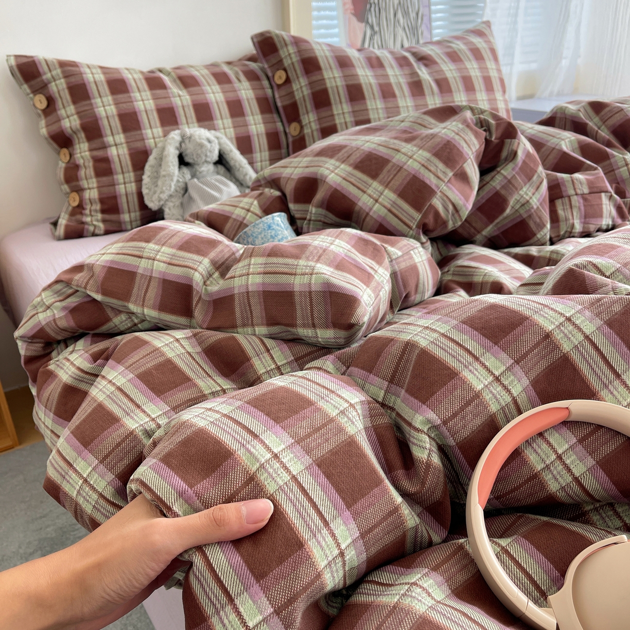 91家纺网 家纺一手货源 找家纺 优兰朵 2025新款新年热款格子条纹双拼繁花云感木棉纽扣款宿舍新款老钱风四件套 薄巧