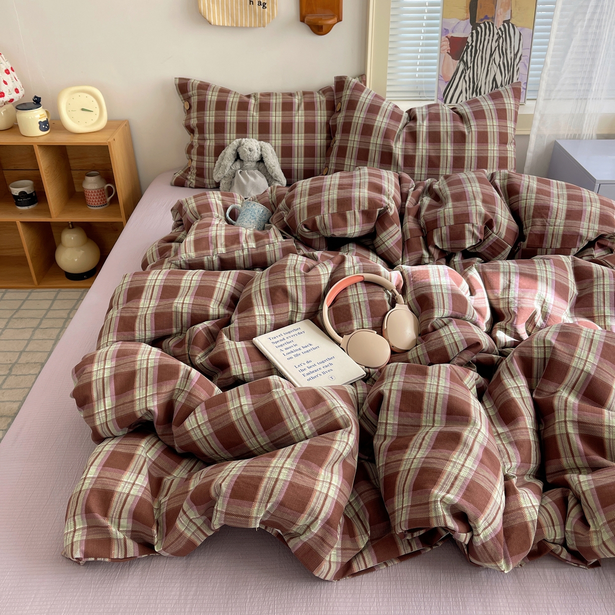 91家纺网 家纺一手货源 找家纺 优兰朵 2025新款新年热款格子条纹双拼繁花云感木棉纽扣款宿舍新款老钱风四件套 薄巧