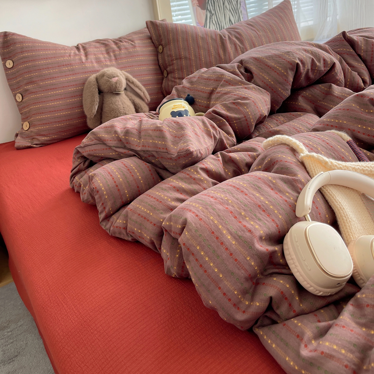 91家纺网 家纺一手货源 找家纺 优兰朵 2025新款新年热款格子条纹双拼繁花云感木棉纽扣款宿舍新款老钱风四件套 相思红豆