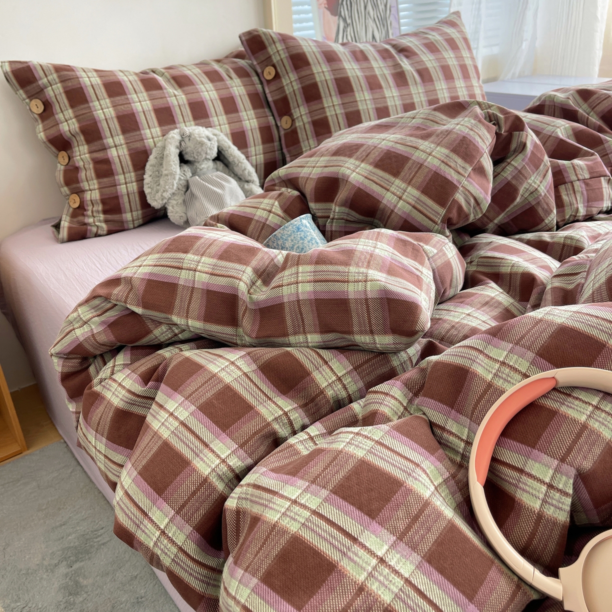 91家纺网 家纺一手货源 找家纺 优兰朵 2025新款新年热款格子条纹双拼繁花云感木棉纽扣款宿舍新款老钱风四件套 薄巧