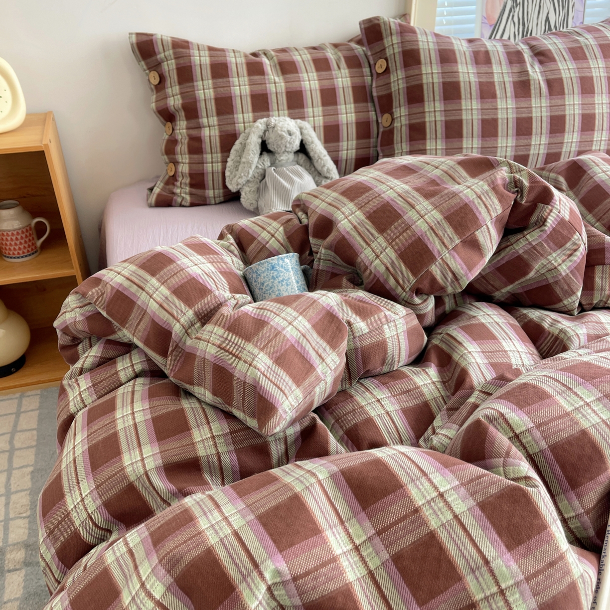 91家纺网 家纺一手货源 找家纺 优兰朵 2025新款新年热款格子条纹双拼繁花云感木棉纽扣款宿舍新款老钱风四件套 薄巧