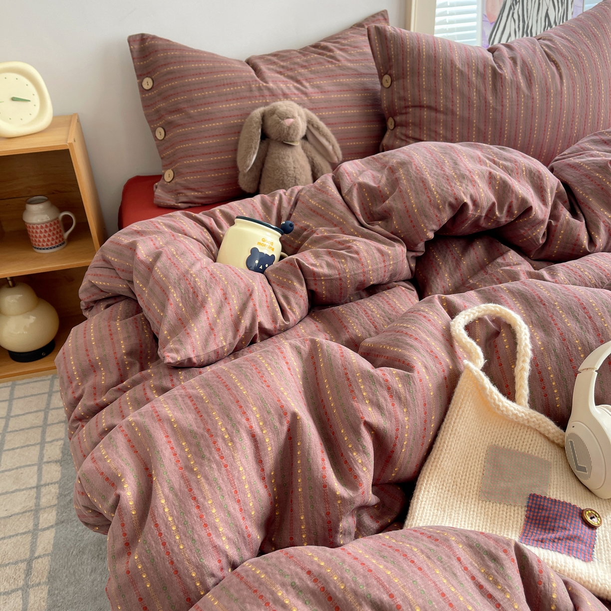 91家纺网 家纺一手货源 找家纺 优兰朵 2025新款新年热款格子条纹双拼繁花云感木棉纽扣款宿舍新款老钱风四件套 相思红豆