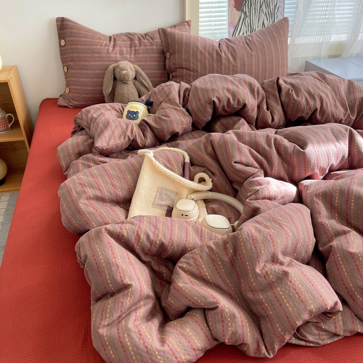 91家纺网 家纺一手货源 找家纺 优兰朵 2025新款新年热款格子条纹双拼繁花云感木棉纽扣款宿舍新款老钱风四件套 相思红豆