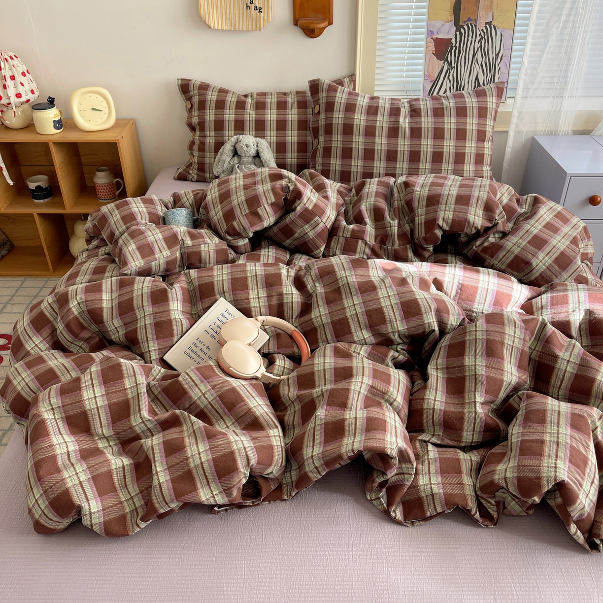 91家纺网 家纺一手货源 找家纺 优兰朵 2025新款新年热款格子条纹双拼繁花云感木棉纽扣款宿舍新款老钱风四件套 薄巧