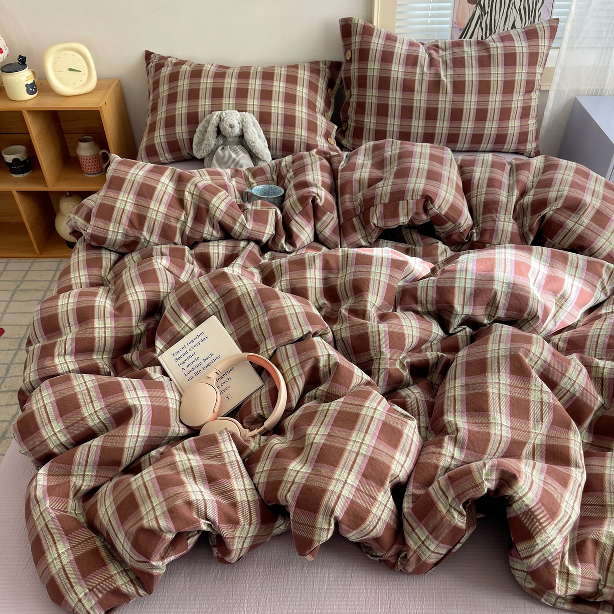 91家纺网 家纺一手货源 找家纺 优兰朵 2025新款新年热款格子条纹双拼繁花云感木棉纽扣款宿舍新款老钱风四件套 薄巧