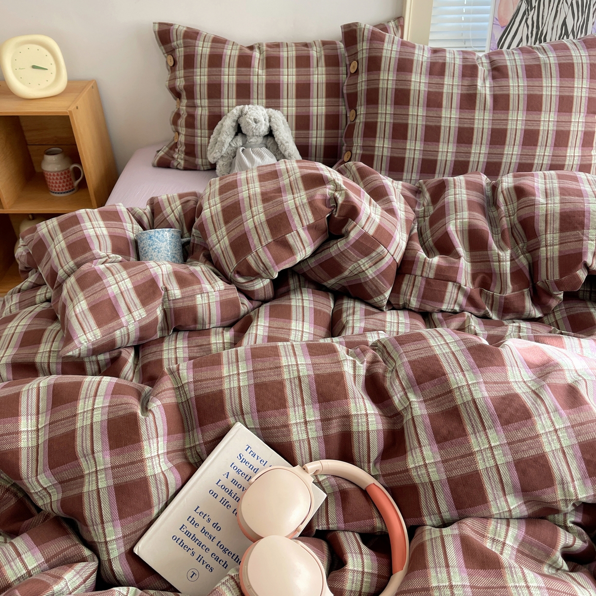 91家纺网 家纺一手货源 找家纺 优兰朵 2025新款新年热款格子条纹双拼繁花云感木棉纽扣款宿舍新款老钱风四件套 薄巧