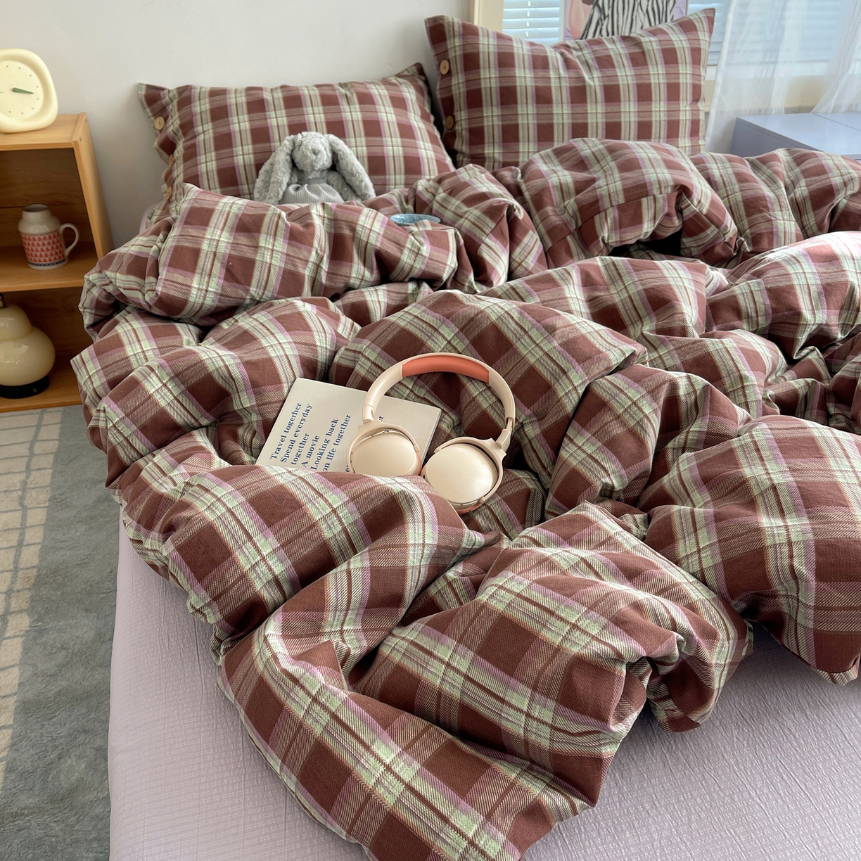 91家纺网 家纺一手货源 找家纺 优兰朵 2025新款新年热款格子条纹双拼繁花云感木棉纽扣款宿舍新款老钱风四件套 薄巧