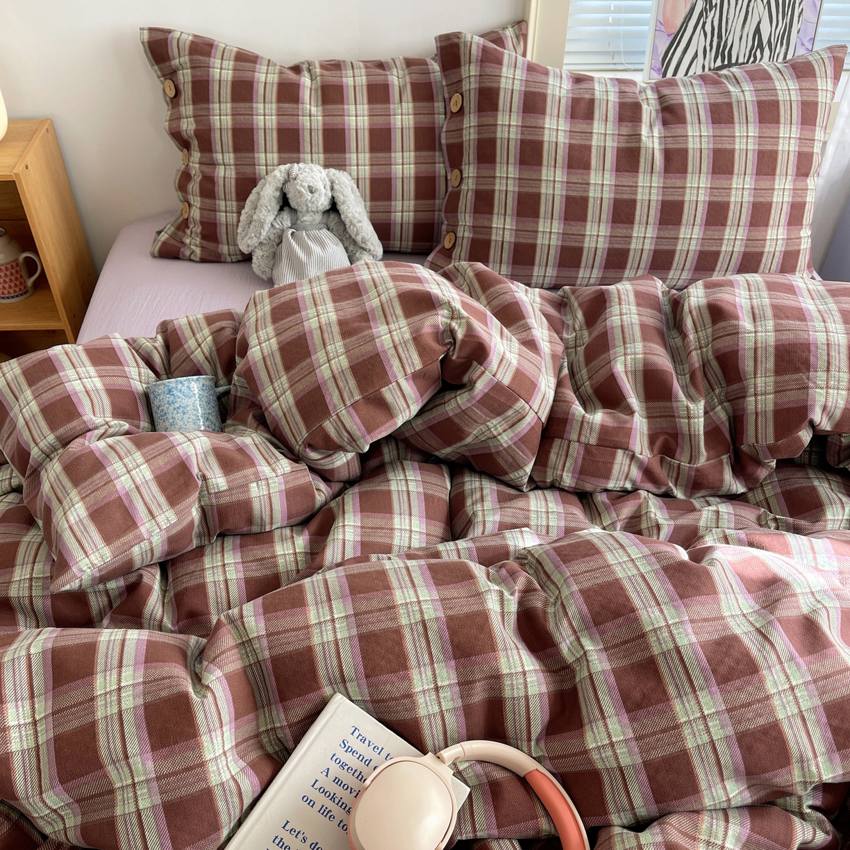 91家纺网 家纺一手货源 找家纺 优兰朵 2025新款新年热款格子条纹双拼繁花云感木棉纽扣款宿舍新款老钱风四件套 薄巧