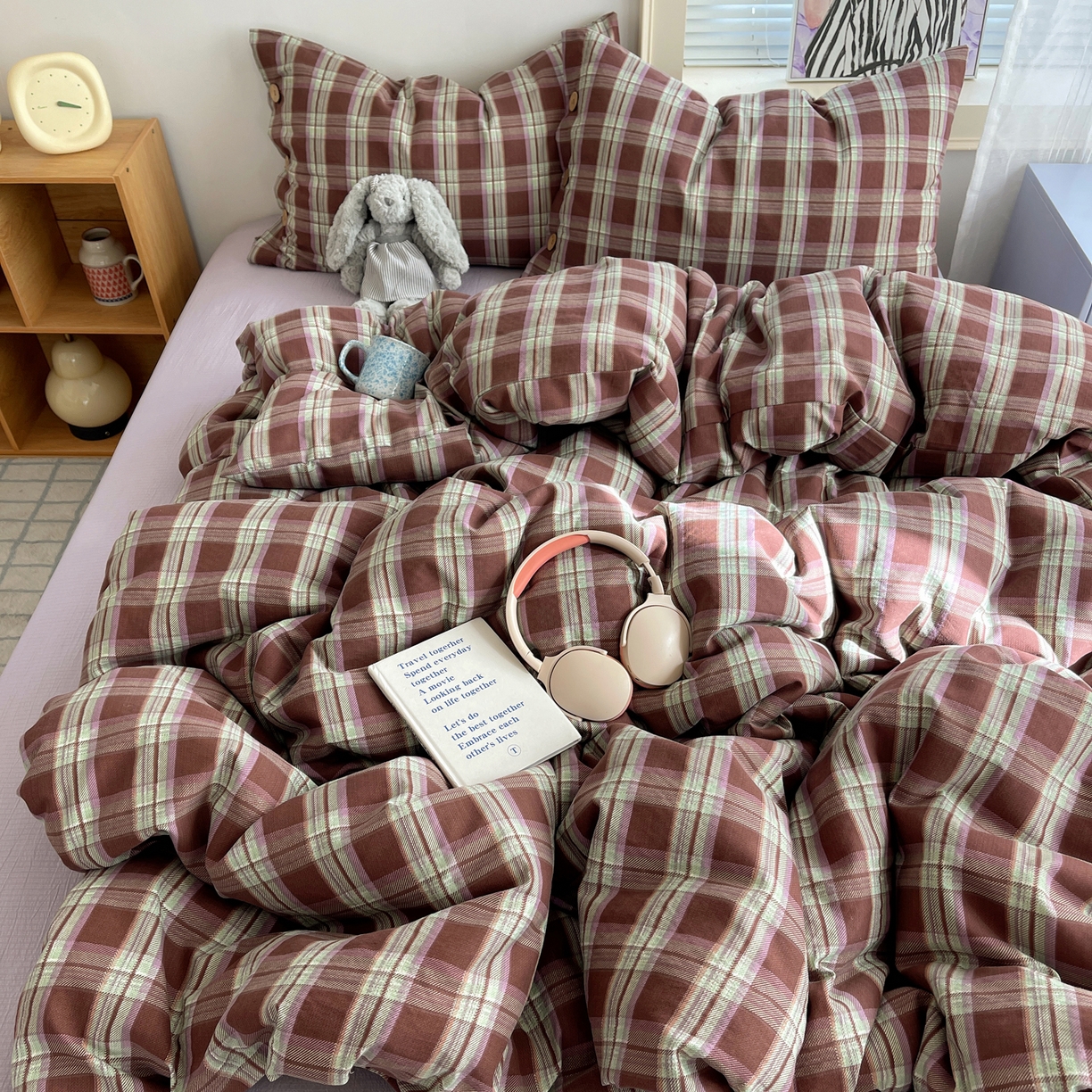 91家纺网 家纺一手货源 找家纺 优兰朵 2025新款新年热款格子条纹双拼繁花云感木棉纽扣款宿舍新款老钱风四件套 薄巧