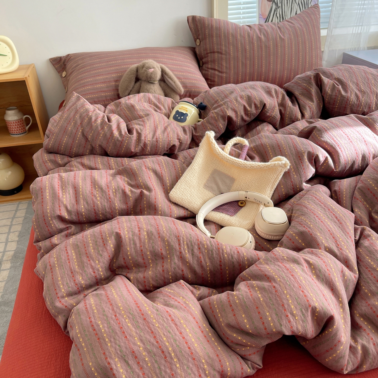 91家纺网 家纺一手货源 找家纺 优兰朵 2025新款新年热款格子条纹双拼繁花云感木棉纽扣款宿舍新款老钱风四件套 相思红豆