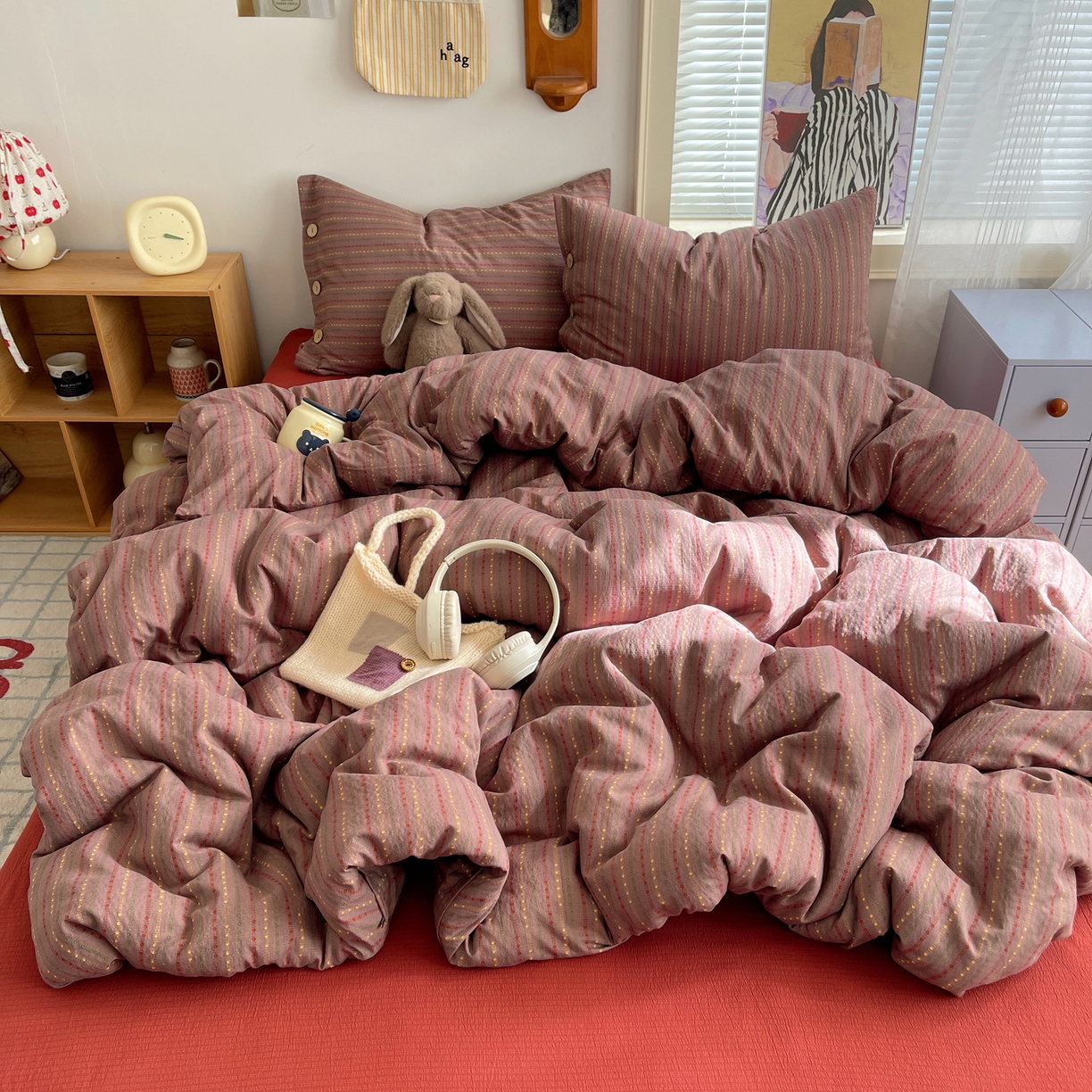 91家纺网 家纺一手货源 找家纺 优兰朵 2025新款新年热款格子条纹双拼繁花云感木棉纽扣款宿舍新款老钱风四件套 相思红豆