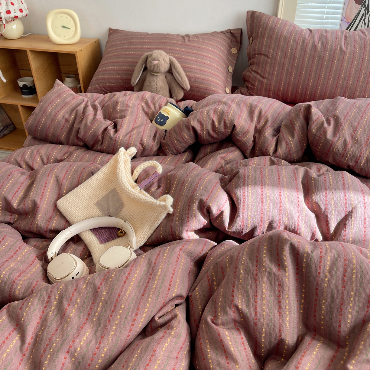 91家纺网 家纺一手货源 找家纺 优兰朵 2025新款新年热款格子条纹双拼繁花云感木棉纽扣款宿舍新款老钱风四件套 相思红豆