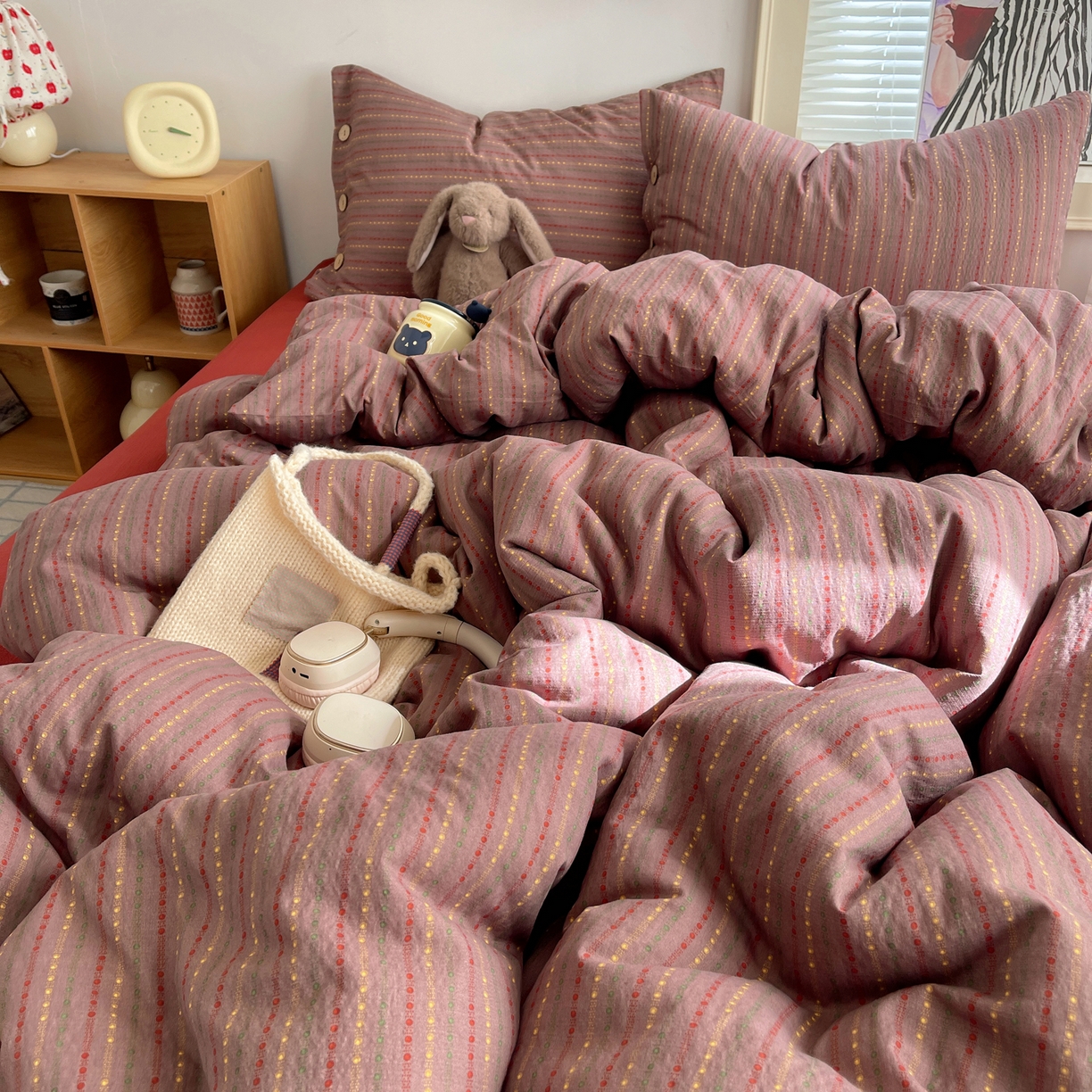 91家纺网 家纺一手货源 找家纺 优兰朵 2025新款新年热款格子条纹双拼繁花云感木棉纽扣款宿舍新款老钱风四件套 相思红豆