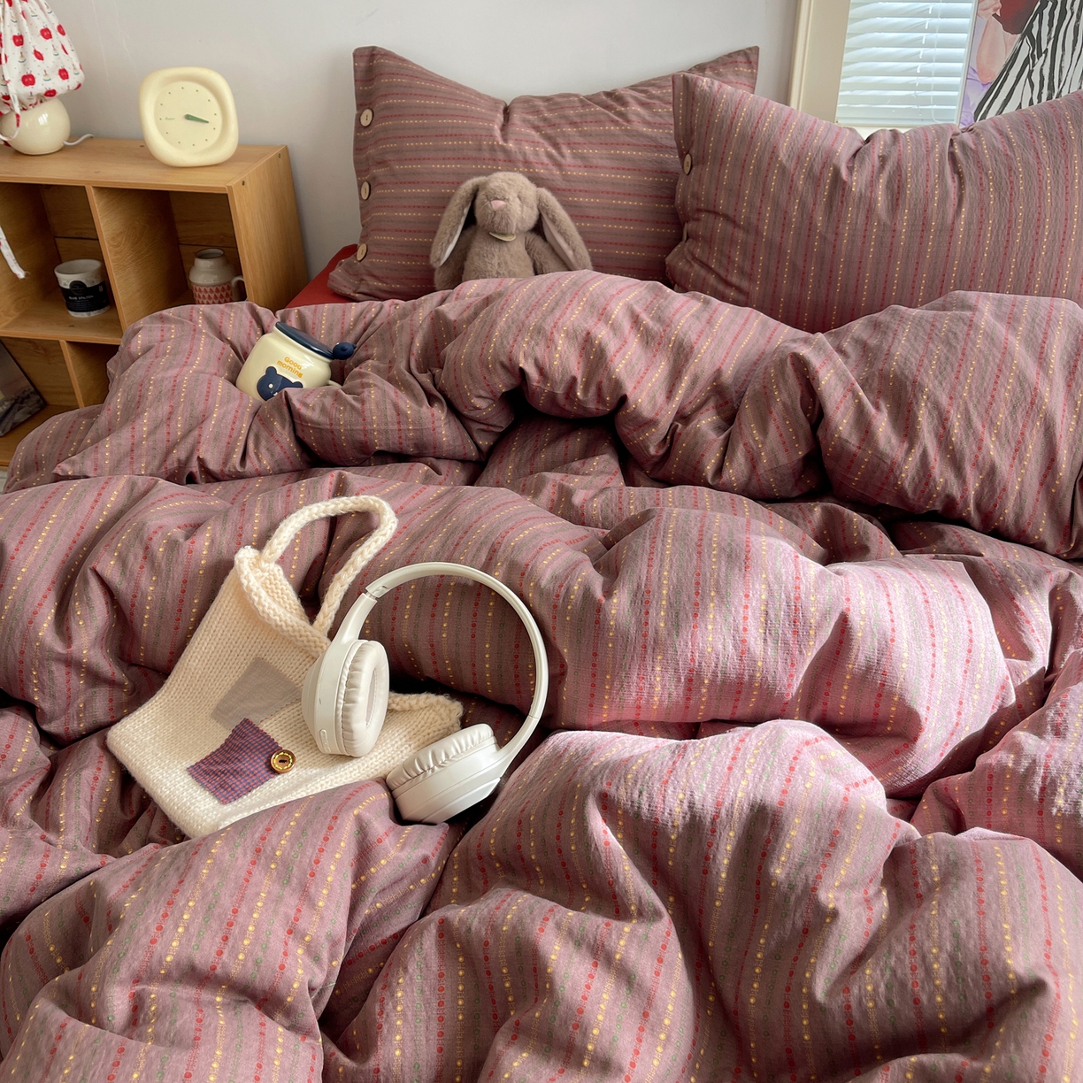 91家纺网 家纺一手货源 找家纺 优兰朵 2025新款新年热款格子条纹双拼繁花云感木棉纽扣款宿舍新款老钱风四件套 相思红豆