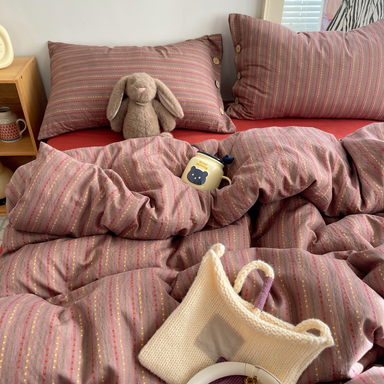 91家纺网 家纺一手货源 找家纺 优兰朵 2025新款新年热款格子条纹双拼繁花云感木棉纽扣款宿舍新款老钱风四件套 相思红豆