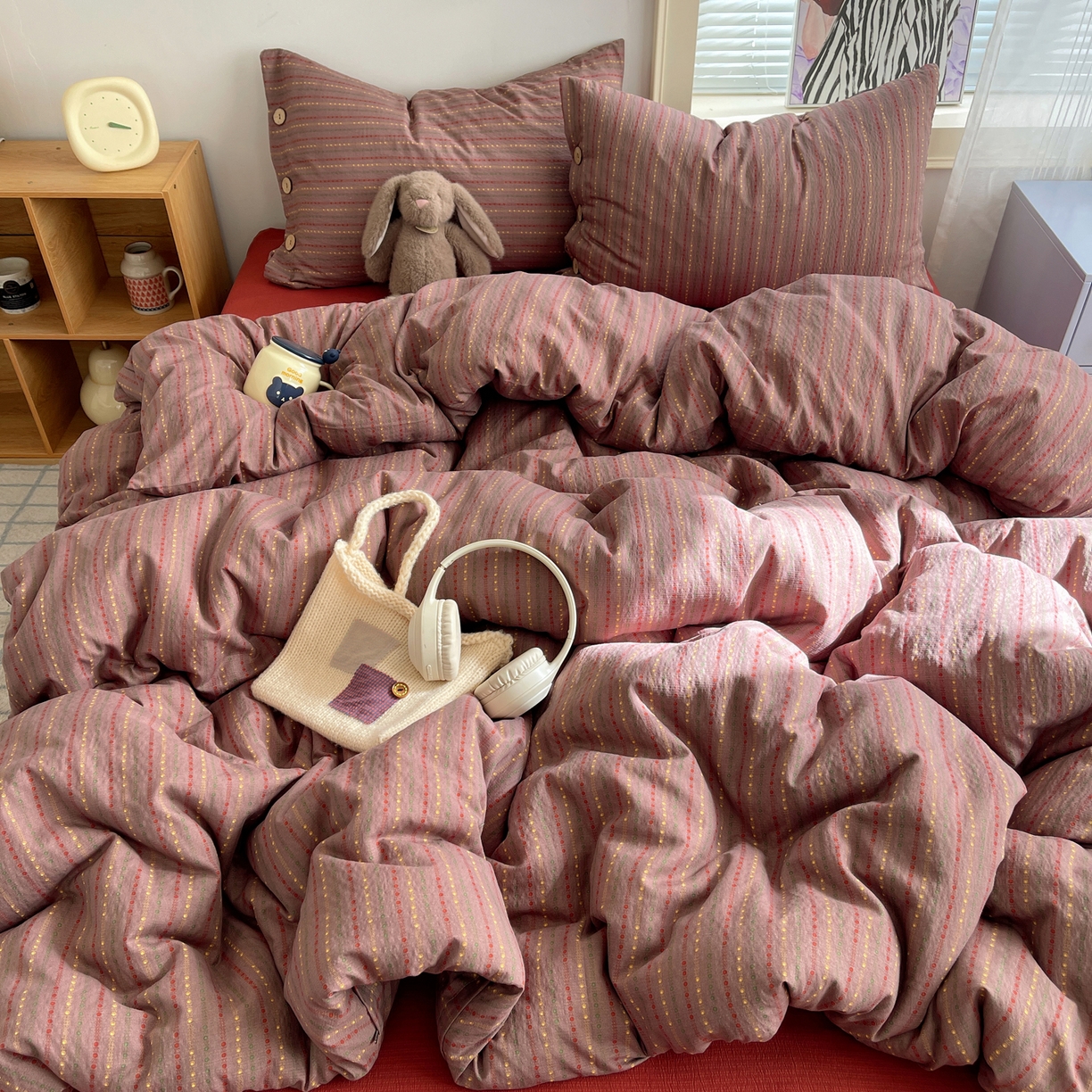 91家纺网 家纺一手货源 找家纺 优兰朵 2025新款新年热款格子条纹双拼繁花云感木棉纽扣款宿舍新款老钱风四件套 相思红豆