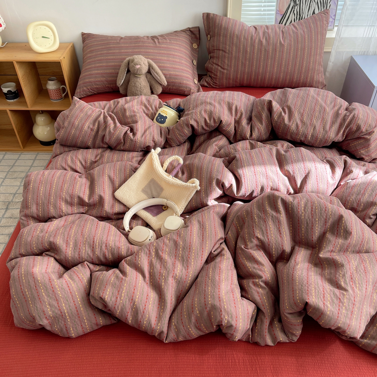 91家纺网 家纺一手货源 找家纺 优兰朵 2025新款新年热款格子条纹双拼繁花云感木棉纽扣款宿舍新款老钱风四件套 相思红豆