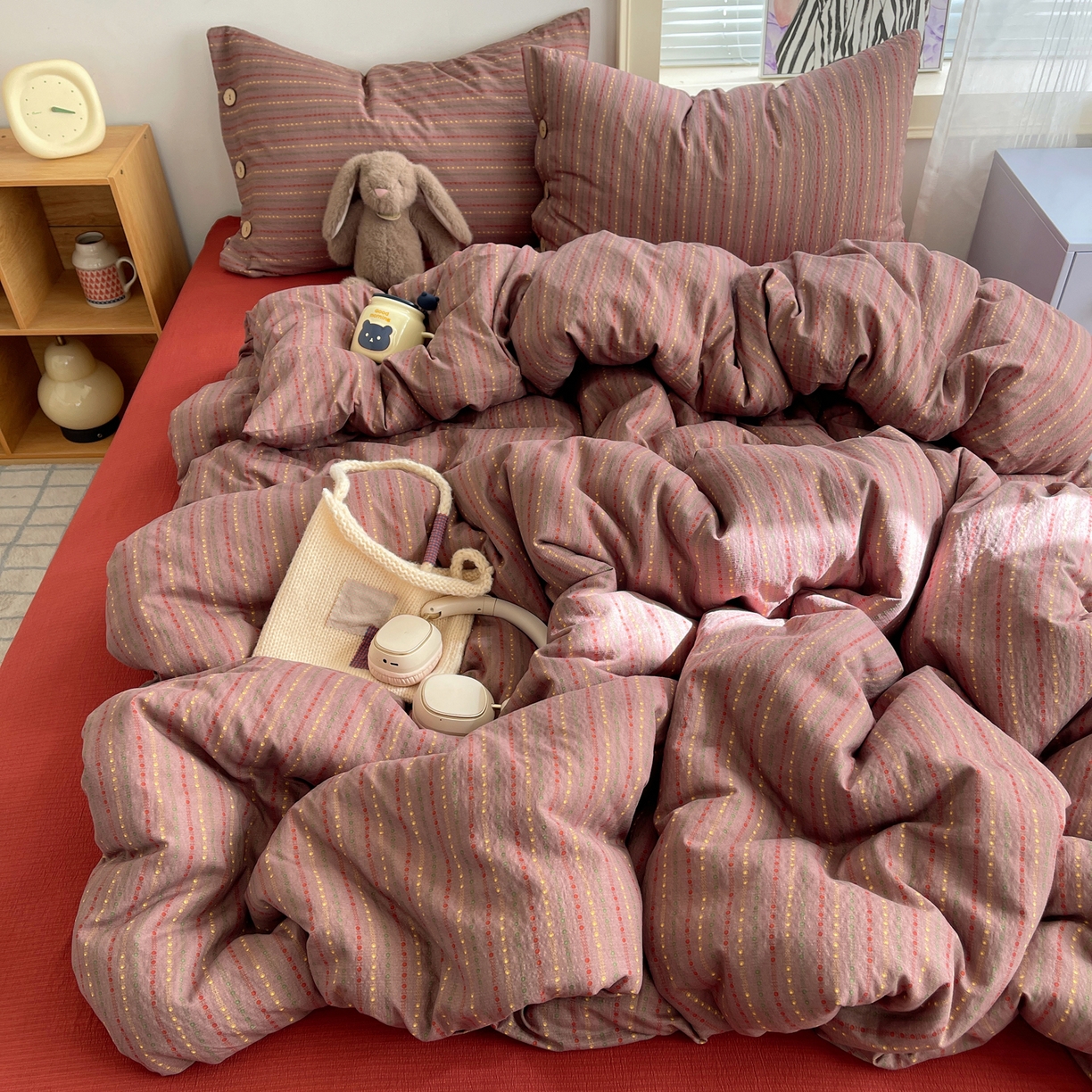 91家纺网 家纺一手货源 找家纺 优兰朵 2025新款新年热款格子条纹双拼繁花云感木棉纽扣款宿舍新款老钱风四件套 相思红豆