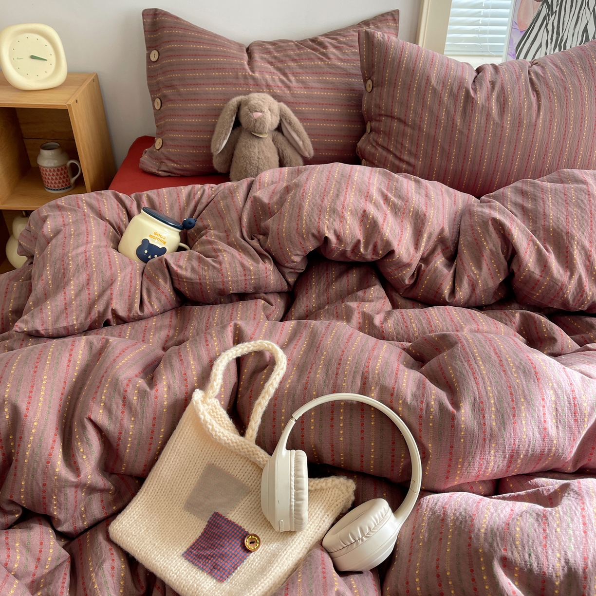 91家纺网 家纺一手货源 找家纺 优兰朵 2025新款新年热款格子条纹双拼繁花云感木棉纽扣款宿舍新款老钱风四件套 相思红豆