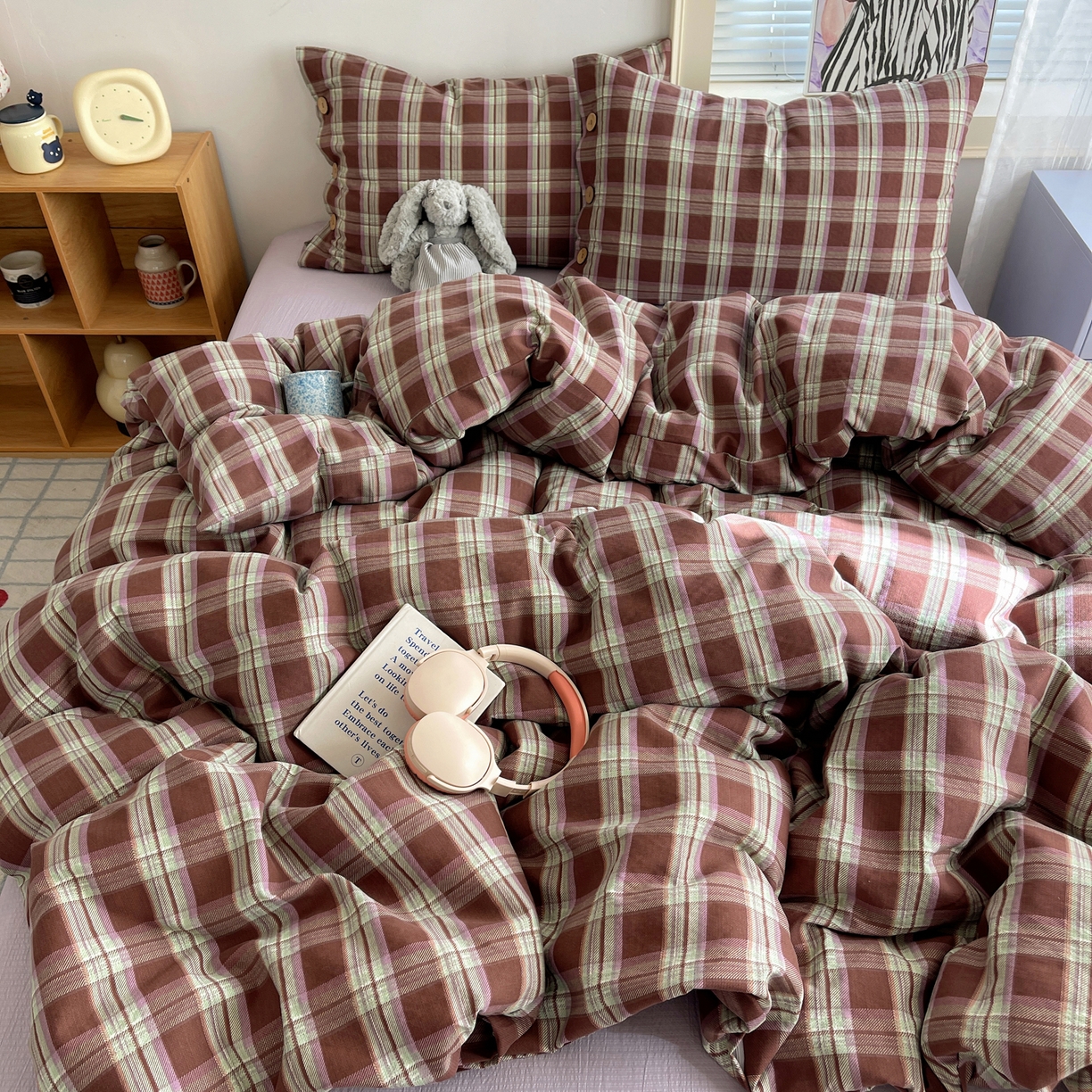 91家纺网 家纺一手货源 找家纺 优兰朵 2025新款新年热款格子条纹双拼繁花云感木棉纽扣款宿舍新款老钱风四件套 薄巧