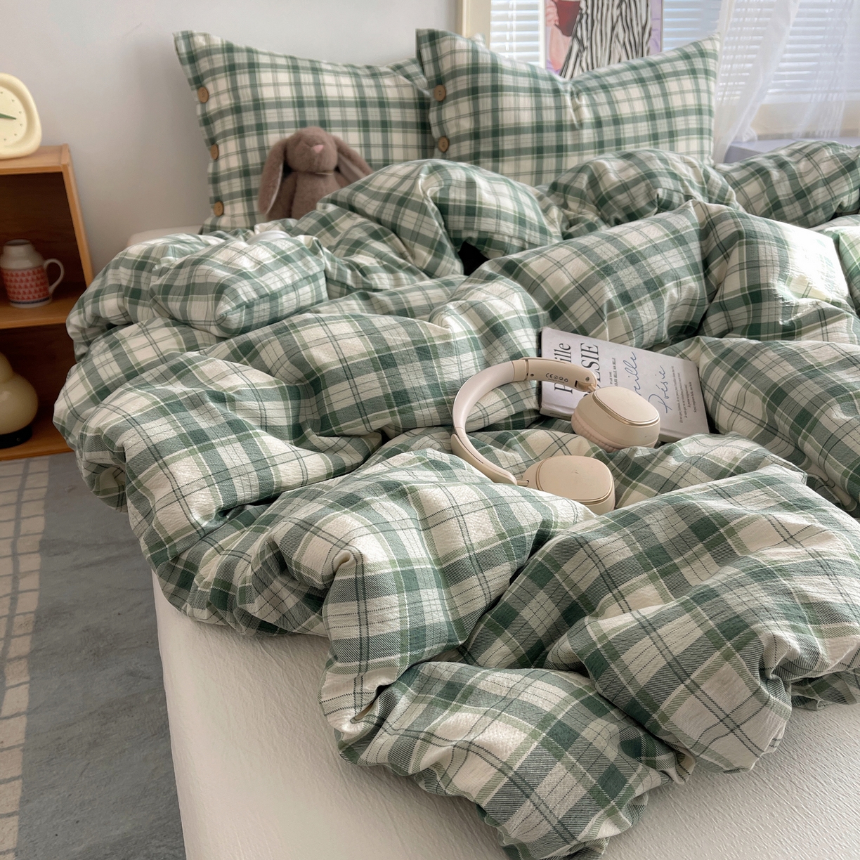 91家纺网 家纺一手货源 找家纺 优兰朵 2025新款新年热款格子条纹双拼繁花云感木棉纽扣款宿舍新款老钱风四件套 青柠