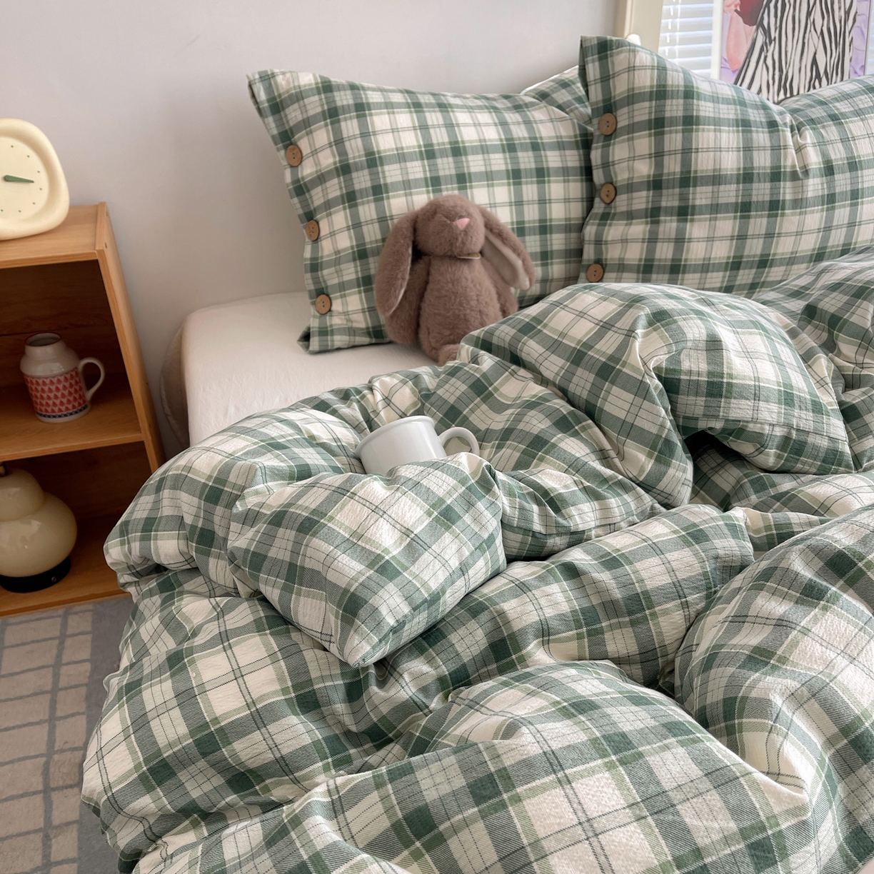 91家纺网 家纺一手货源 找家纺 优兰朵 2025新款新年热款格子条纹双拼繁花云感木棉纽扣款宿舍新款老钱风四件套 青柠