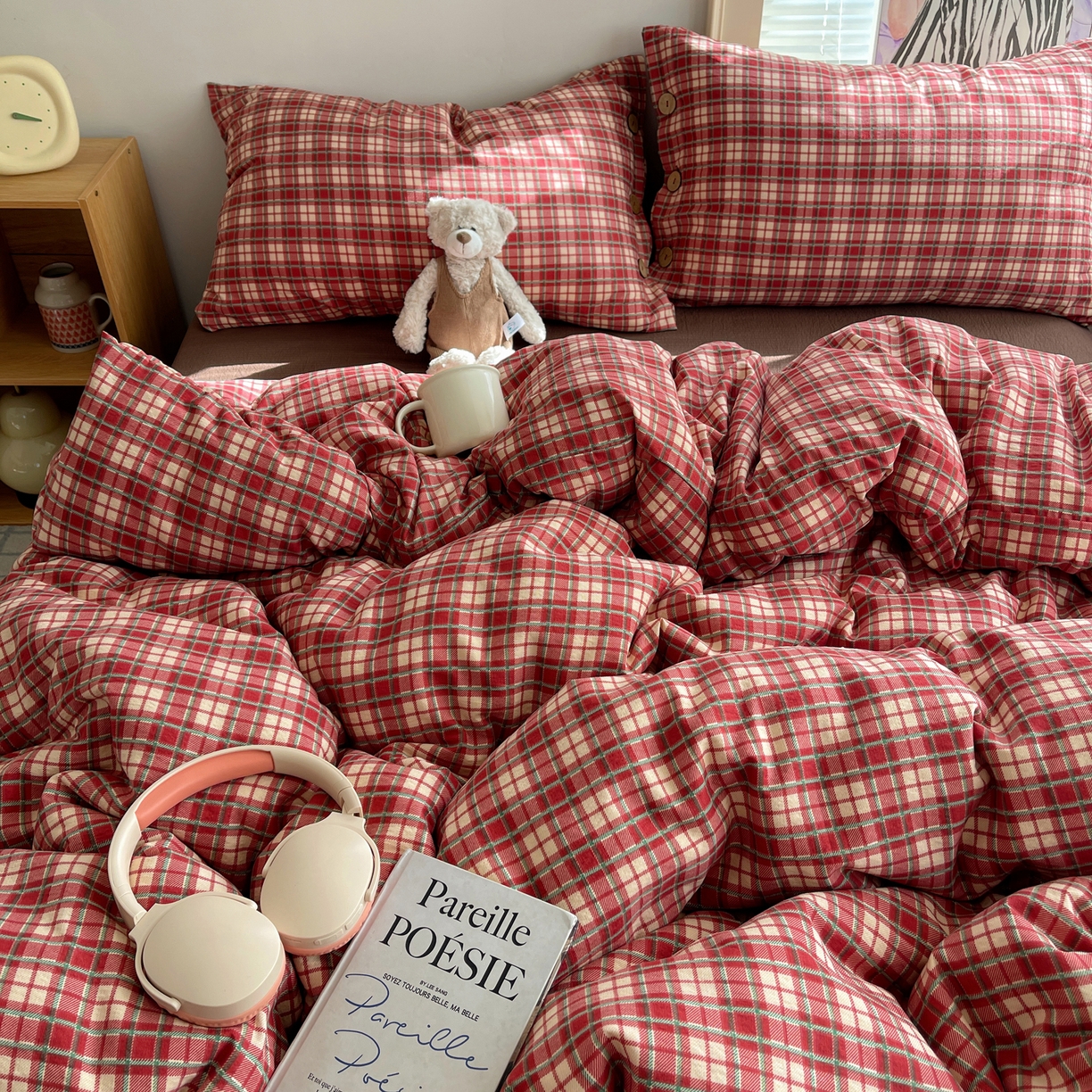 91家纺网 家纺一手货源 找家纺 优兰朵 2025新款新年热款格子条纹双拼繁花云感木棉纽扣款宿舍新款老钱风四件套 圣诞