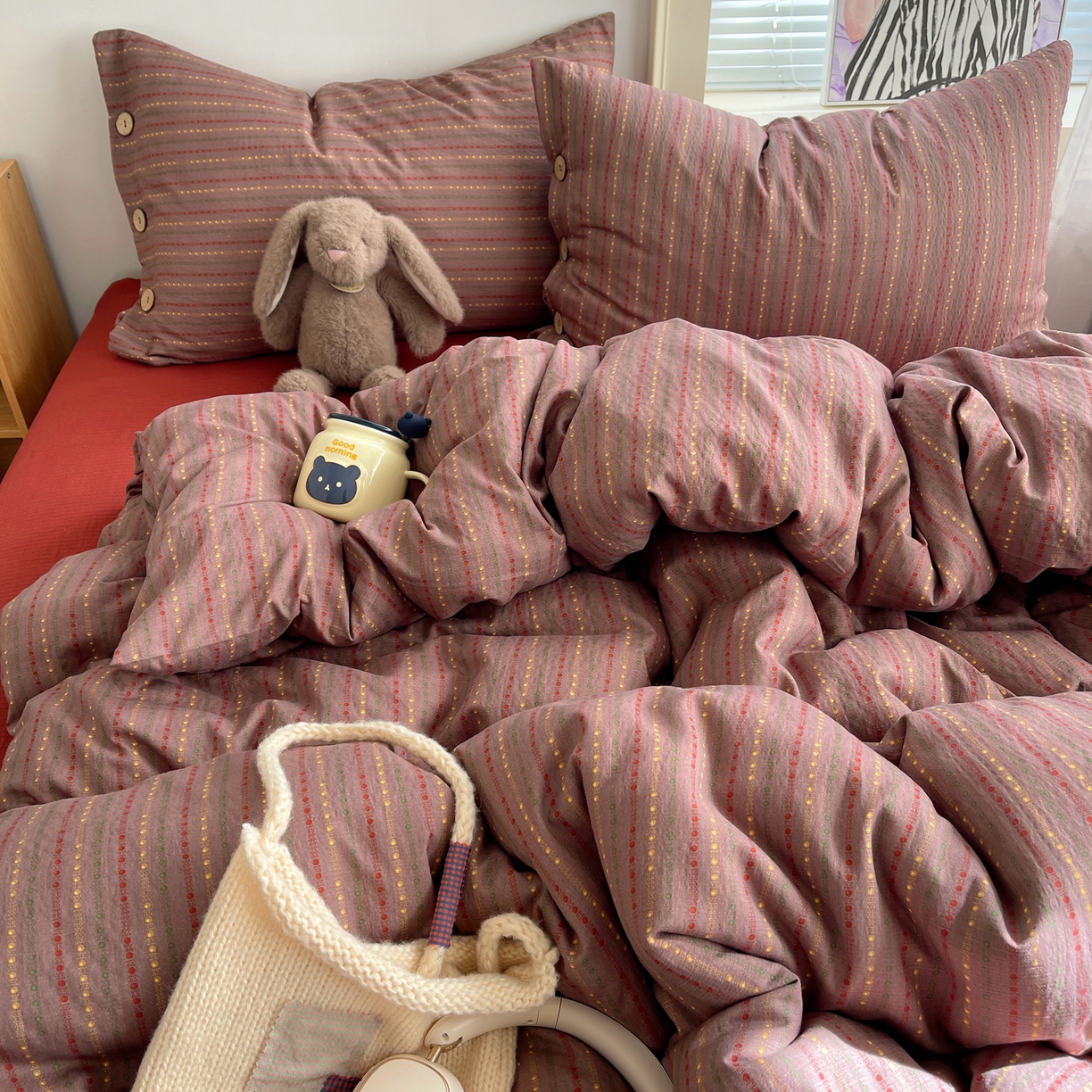 91家纺网 家纺一手货源 找家纺 优兰朵 2025新款新年热款格子条纹双拼繁花云感木棉纽扣款宿舍新款老钱风四件套 相思红豆