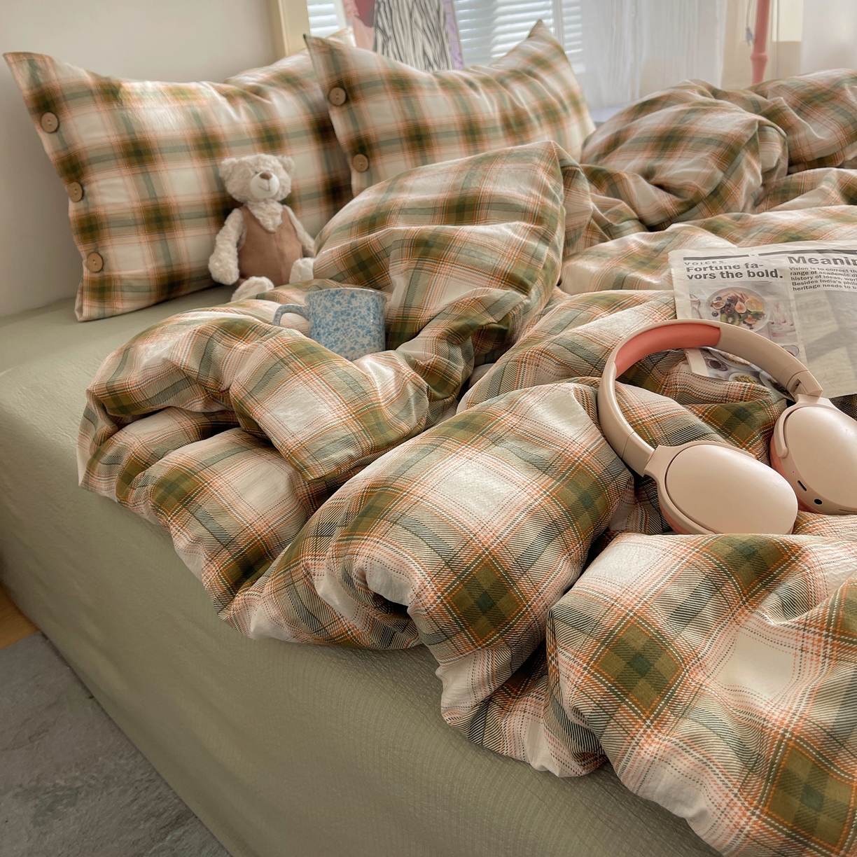 91家纺网 家纺一手货源 找家纺 优兰朵 2025新款新年热款格子条纹双拼繁花云感木棉纽扣款宿舍新款老钱风四件套 葵野