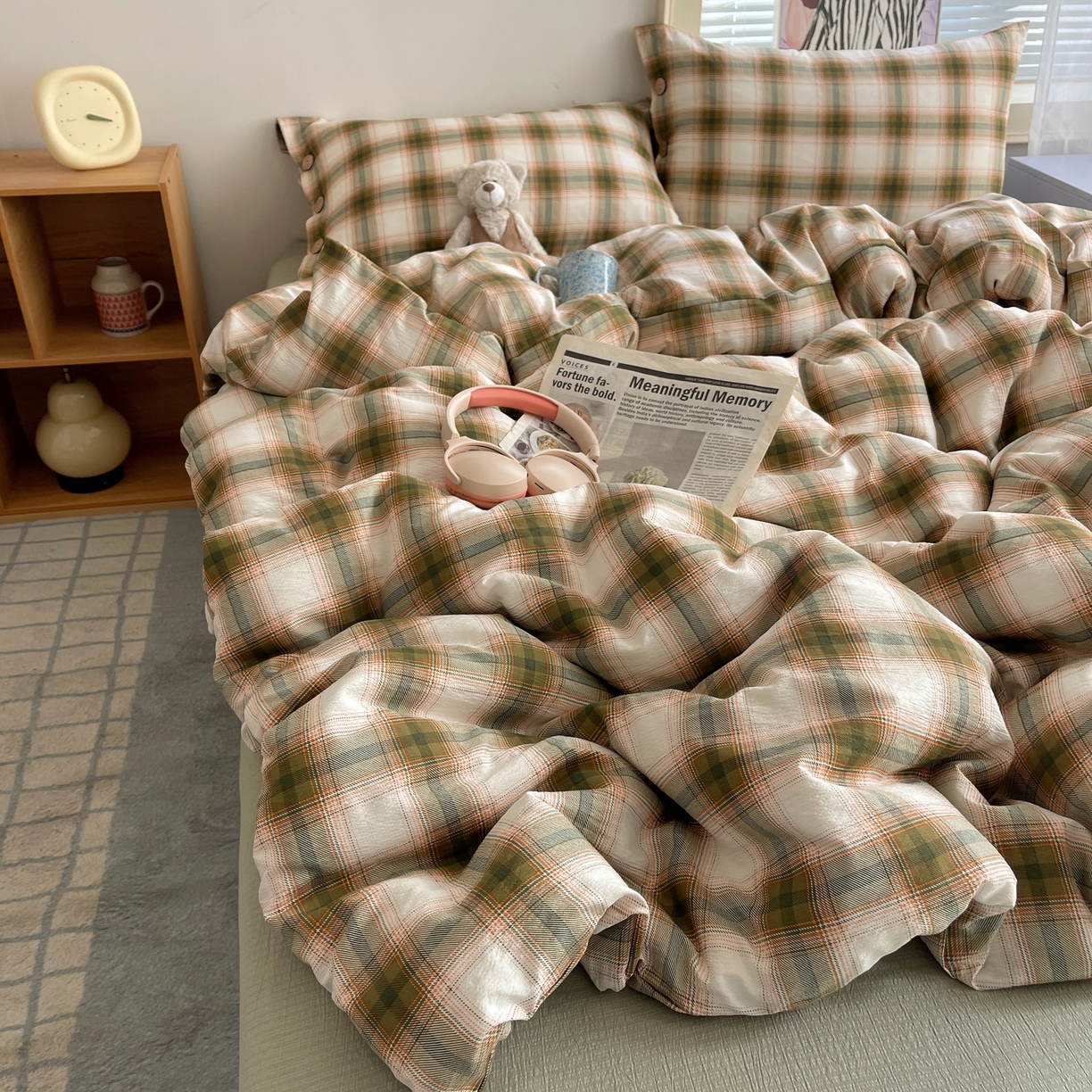 91家纺网 家纺一手货源 找家纺 优兰朵 2025新款新年热款格子条纹双拼繁花云感木棉纽扣款宿舍新款老钱风四件套 葵野