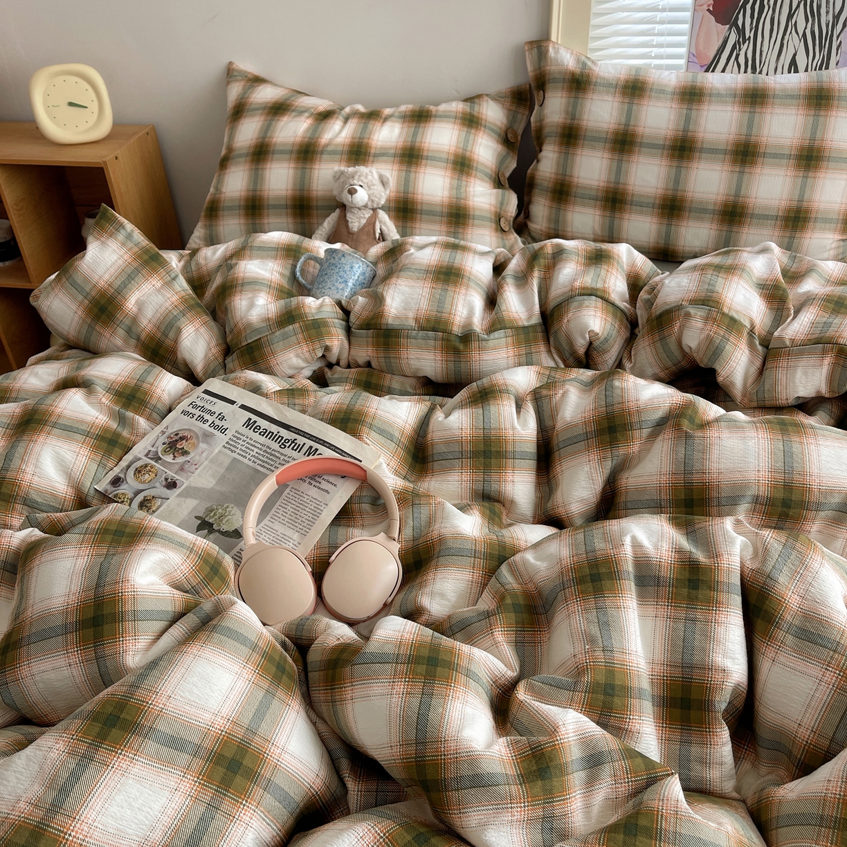 91家纺网 家纺一手货源 找家纺 优兰朵 2025新款新年热款格子条纹双拼繁花云感木棉纽扣款宿舍新款老钱风四件套 葵野