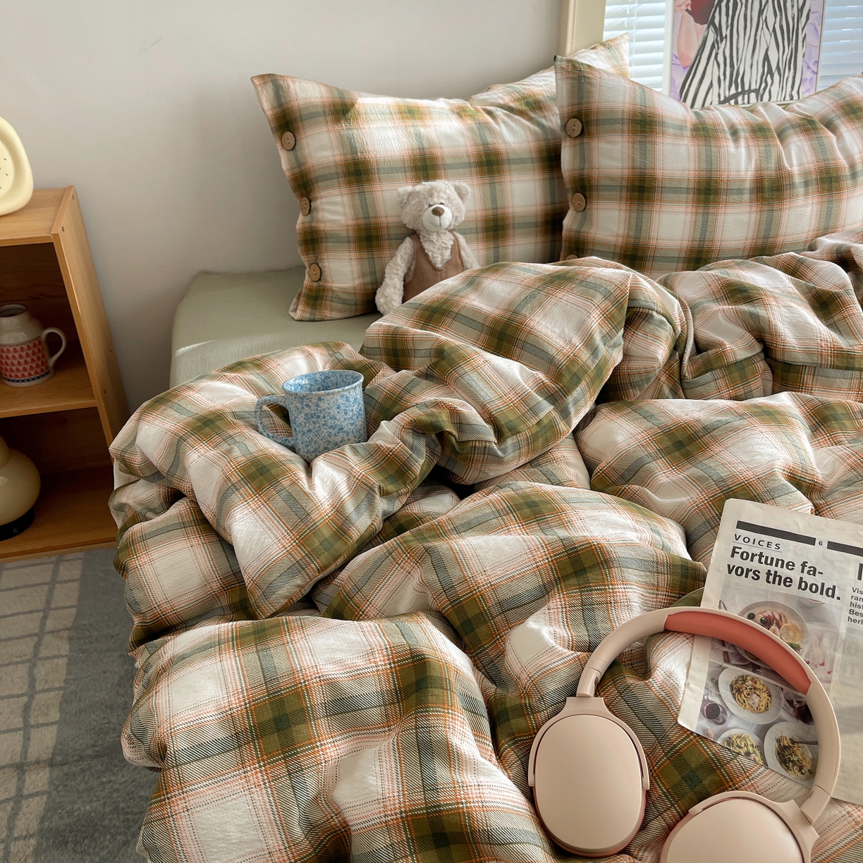 91家纺网 家纺一手货源 找家纺 优兰朵 2025新款新年热款格子条纹双拼繁花云感木棉纽扣款宿舍新款老钱风四件套 葵野